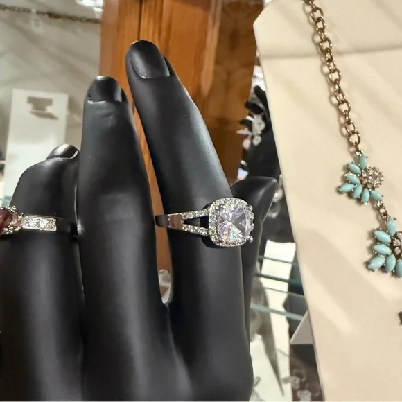 Elegant Silver band CZ Stone Ring split shank halo embezzled Stunning size 10 - Picture 3 of 7